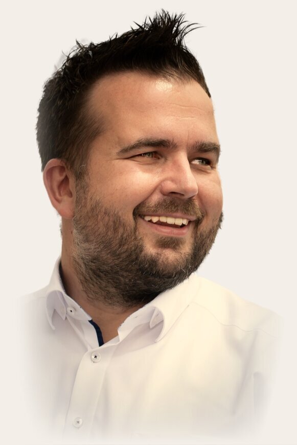 DJ Sven Wiggermann, erfahrener DJ im Ruhrgebiet, am Mischpult für Hochzeit, Firmenfeier und Party