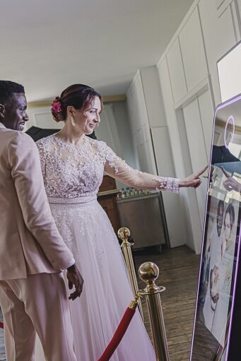 Fotospiegel mieten in NRW bei DJ Sven Wiggermann. Perfekt für Hochzeiten und Events. Moderne Technik, Sofortdruck, digitale Galerie und echte Erinnerungen.