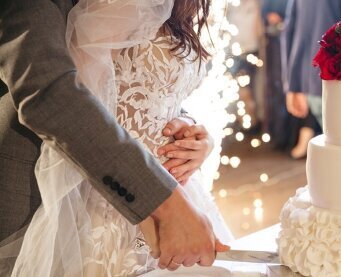 Hier findet Du 50 Top-Titel zum Anschnitt der Hochzeittorte. Ideal für Hochzeiten.<br />
#hochzeitstorte #hochzeit