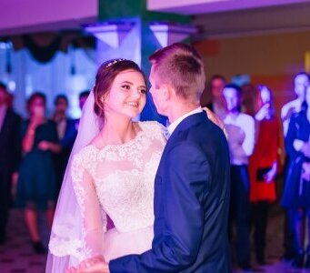 Hier findet du 50 Titel für deinen Hochzeitstanz. Der Eröffnungstanz ist einer der Höhepunkte einer Hochzeit